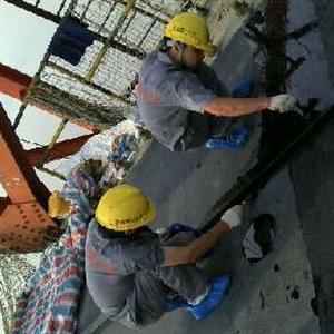 合肥乐天高效物流管理有限公司员工在做复合润滑涂层